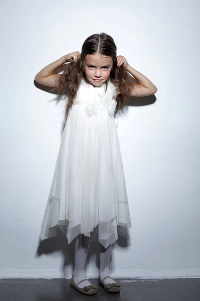 Porträtt av söt liten flicka i vit klänning — Stockfoto