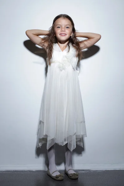 Портрет красивой маленькой девочки в белом платье — стоковое фото
