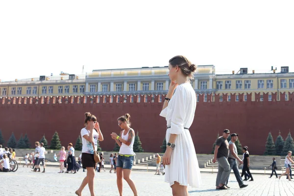 Mujer hablando por teléfono en Moscú cerca del Kremlin — Foto de Stock