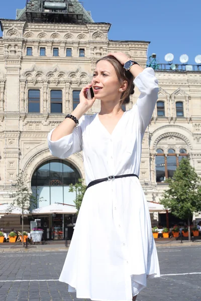 Vrouw praten over de telefoon in Moskou in de buurt van het tandvlees — Stockfoto