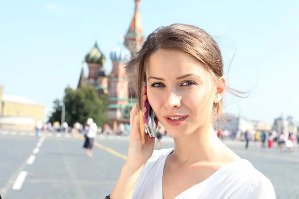 모스크바 크렘린 근처에서 전화 통화 하는 여자 — 스톡 사진