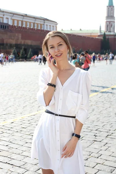 Woman talking on the phone in Moscow near the Kremlin — Stock Photo, Image