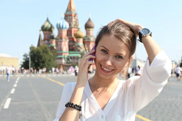 Mujer hablando por teléfono en Moscú cerca del Kremlin —  Fotos de Stock