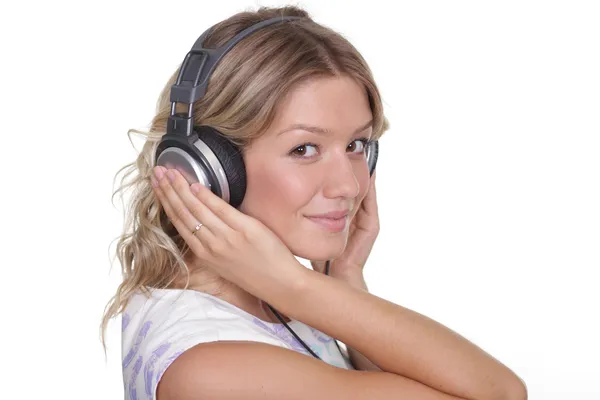 Szczęśliwa młoda kobieta słuchająca muzyki — Zdjęcie stockowe