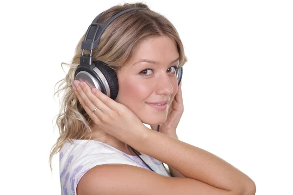 Glückliche junge Frau hört Musik — Stockfoto