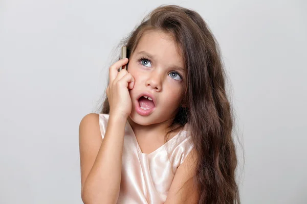 Menina ligando por telefone — Fotografia de Stock