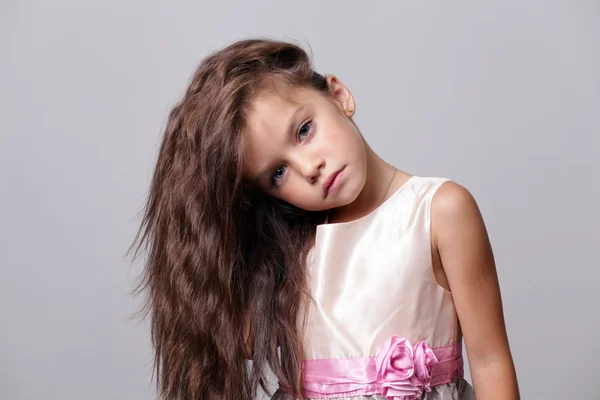 Giovane bella bambina con i capelli scuri — Foto Stock