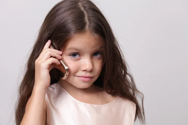 Liten flicka ringer via telefon — Stockfoto