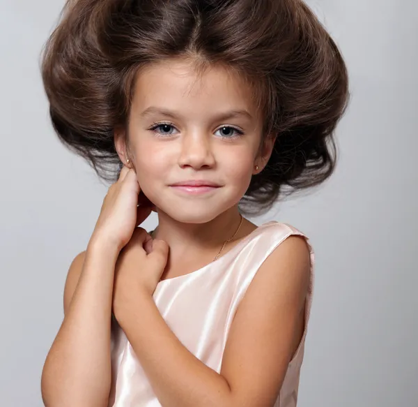 Jonge mooie meisje met donkere haren — Stockfoto