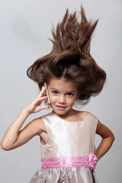 Niña llamando por teléfono —  Fotos de Stock