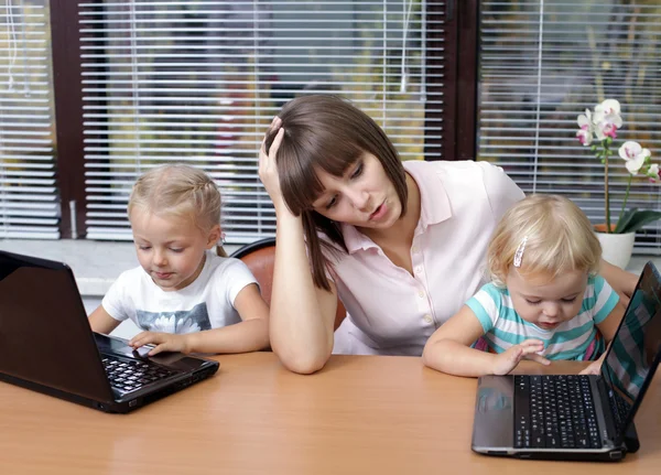 Moeder met twee jonge dochters — Stockfoto