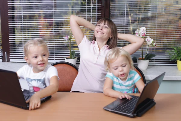 Moeder met twee jonge dochters — Stockfoto