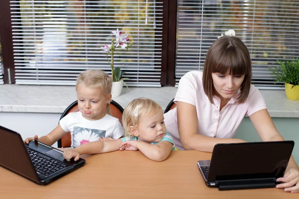 Moeder met twee jonge dochters — Stockfoto