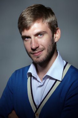Genç ve yakışıklı erkek modelin portresi.