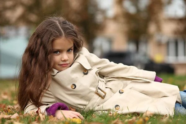 Little girl in the autumn park — Stock Photo, Image