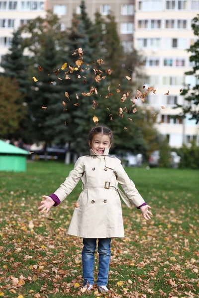 Holčička v podzimním parku — Stock fotografie