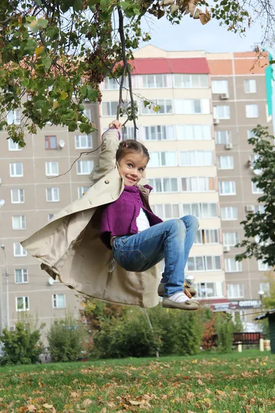 Liten flicka i höstparken — Stockfoto