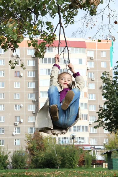 가을 공원의 작은 소녀 — 스톡 사진