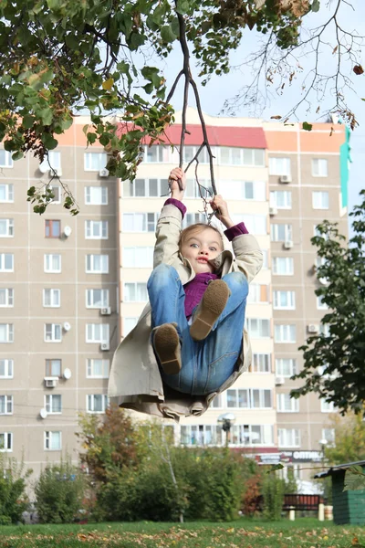 Liten flicka i höstparken — Stockfoto