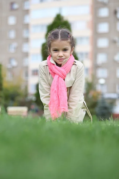 Portret van een mooi meisje in een roze sjaal — Stockfoto