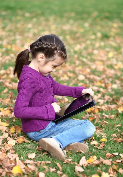 Niña sosteniendo tableta computadora digital —  Fotos de Stock