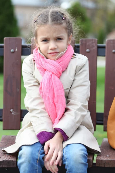 Portrait d'une belle fille dans une écharpe rose — Photo