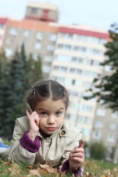 Little girl talking on cell phone — Stock Photo, Image