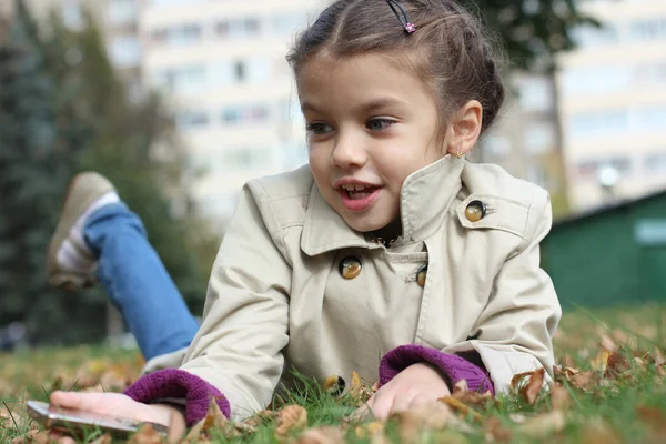 Petite fille parler sur téléphone portable — Photo