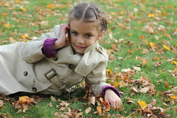 Little girl talking on cell phone — Stock Photo, Image