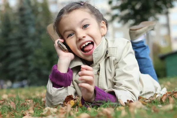 Bambina che parla al cellulare — Foto Stock