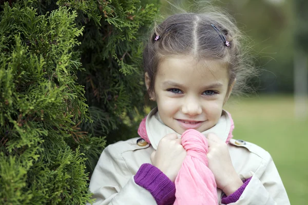 Portrait d'une belle fille dans une écharpe rose — Photo