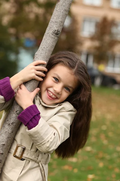 Sonbahar parkında küçük bir kız — Stok fotoğraf