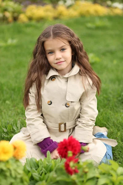 Niña en el parque de otoño —  Fotos de Stock