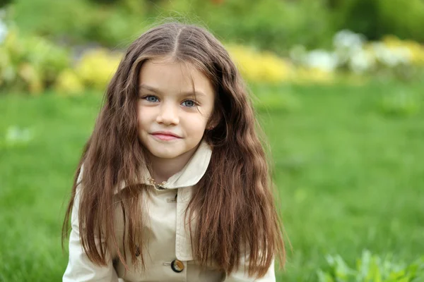 Liten flicka i höstparken — Stockfoto