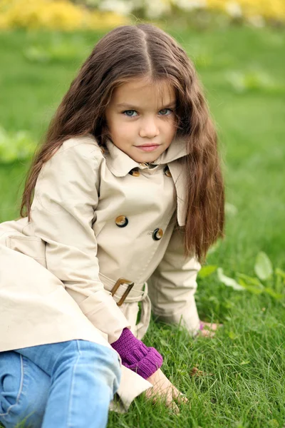 Bambina nel parco autunnale — Foto Stock