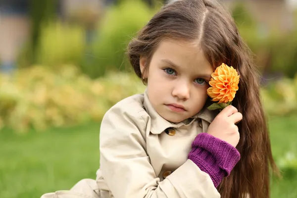 Bambina nel parco autunnale — Foto Stock