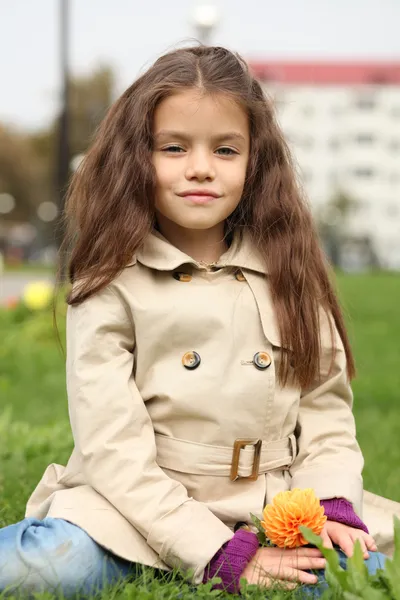 Liten flicka i höstparken — Stockfoto