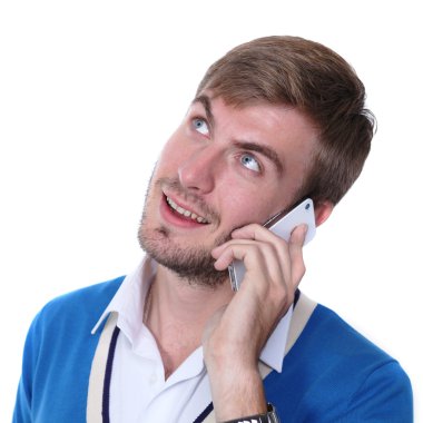 Genç adam cep telefonuyla konuşuyor.