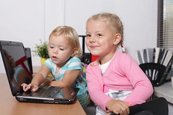 Two young daughters — Stock Photo, Image