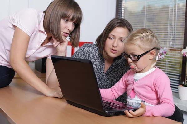 Two women with young daughters — Stock Photo, Image