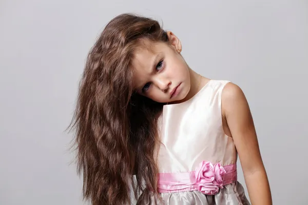 Nahaufnahme Porträt eines hübschen kleinen Mädchens — Stockfoto