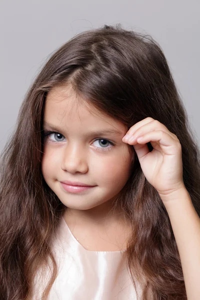 Retrato de cerca de una niña bonita —  Fotos de Stock