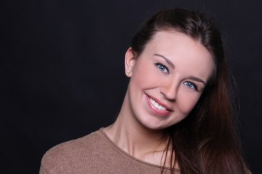 güzel bir genç kadın koyu arka planda