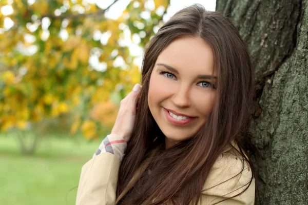 Beautiful young woman — Stock Photo, Image