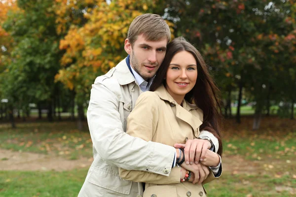 Romantikus pár a parkban portréja — Stock Fotó