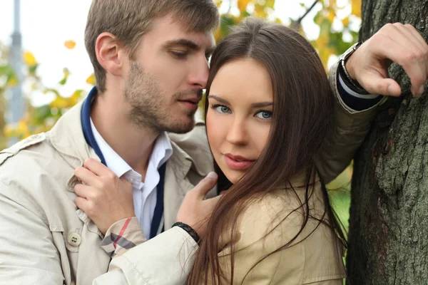 Retrato de casal romântico no parque — Fotografia de Stock