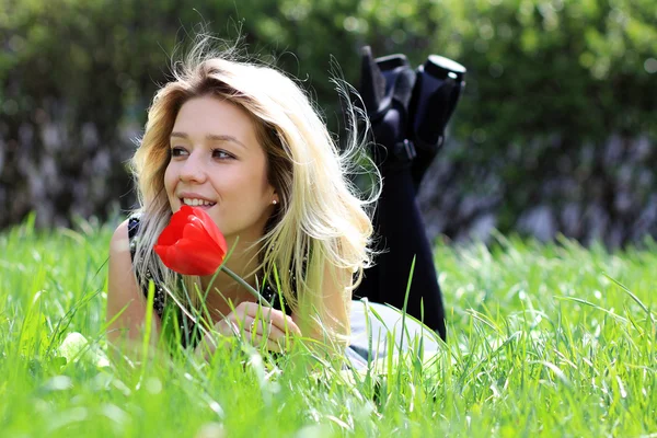 Mujer joven rubia — Foto de Stock