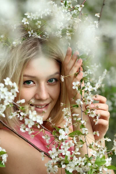 Blondýnka mladá žena — Stock fotografie