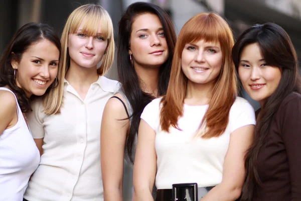 Closeup portret van vijf stedelijke vrouwen — Stockfoto