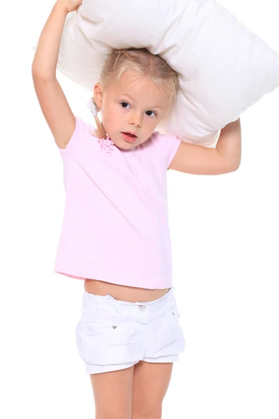 Маленька дівчинка з подушкою на голові — стокове фото